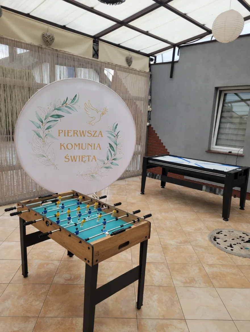 Plac zabaw - piłkarzyki i cymbergaj na patio dla dzieci